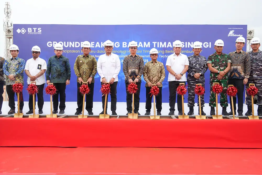 Wakil Menteri (Wamen) Investasi dan Hilirisasi, Todotua Pasaribu, melakukan groundbreaking pabrik hilirisasi timah PT Batam Timah Sinergi di Batam, pada Januari 2025.