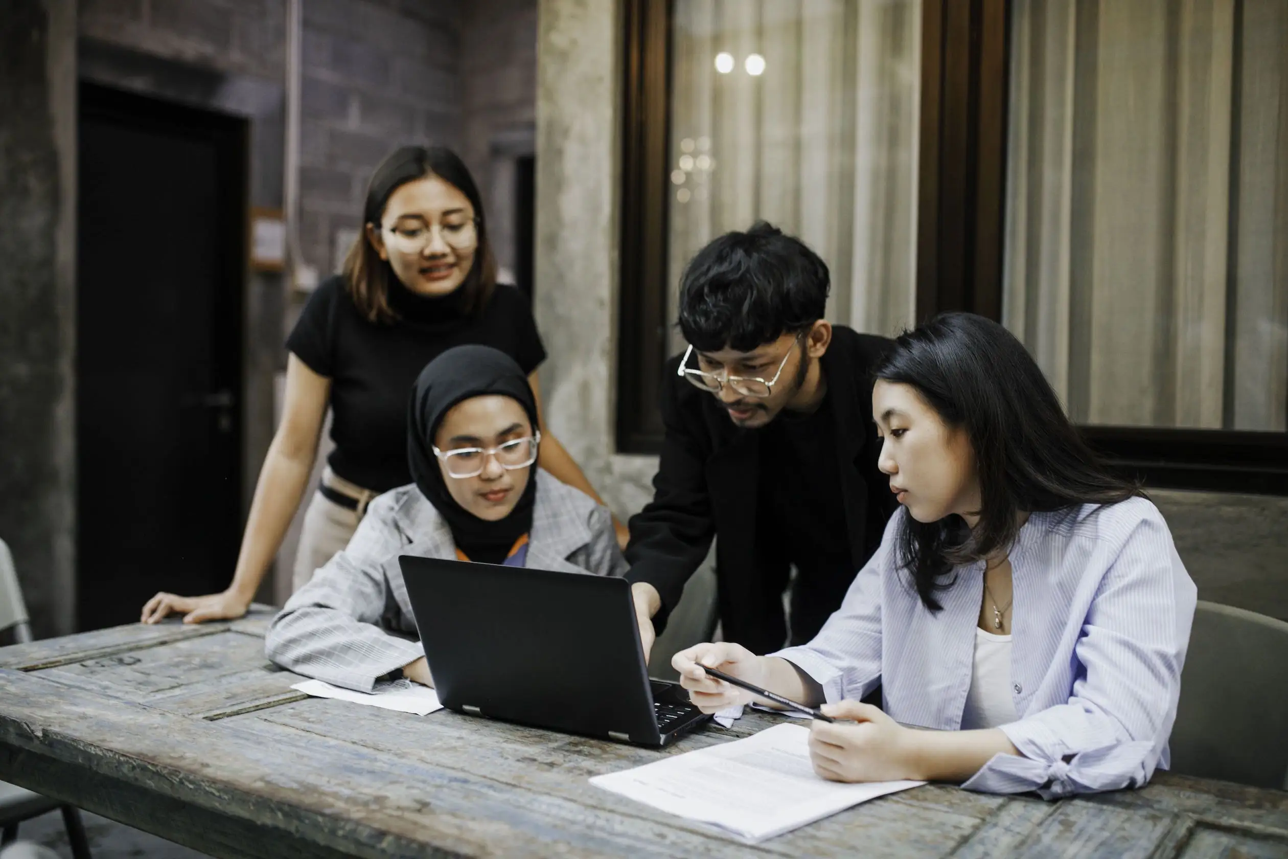 Insentif dukungan kebijakan dari pemerintah untuk menarik investor, yang bisa berupa fasilitas fiskal (seperti keringanan pajak) atau nonfiskal (seperti kemudahan perizinan)