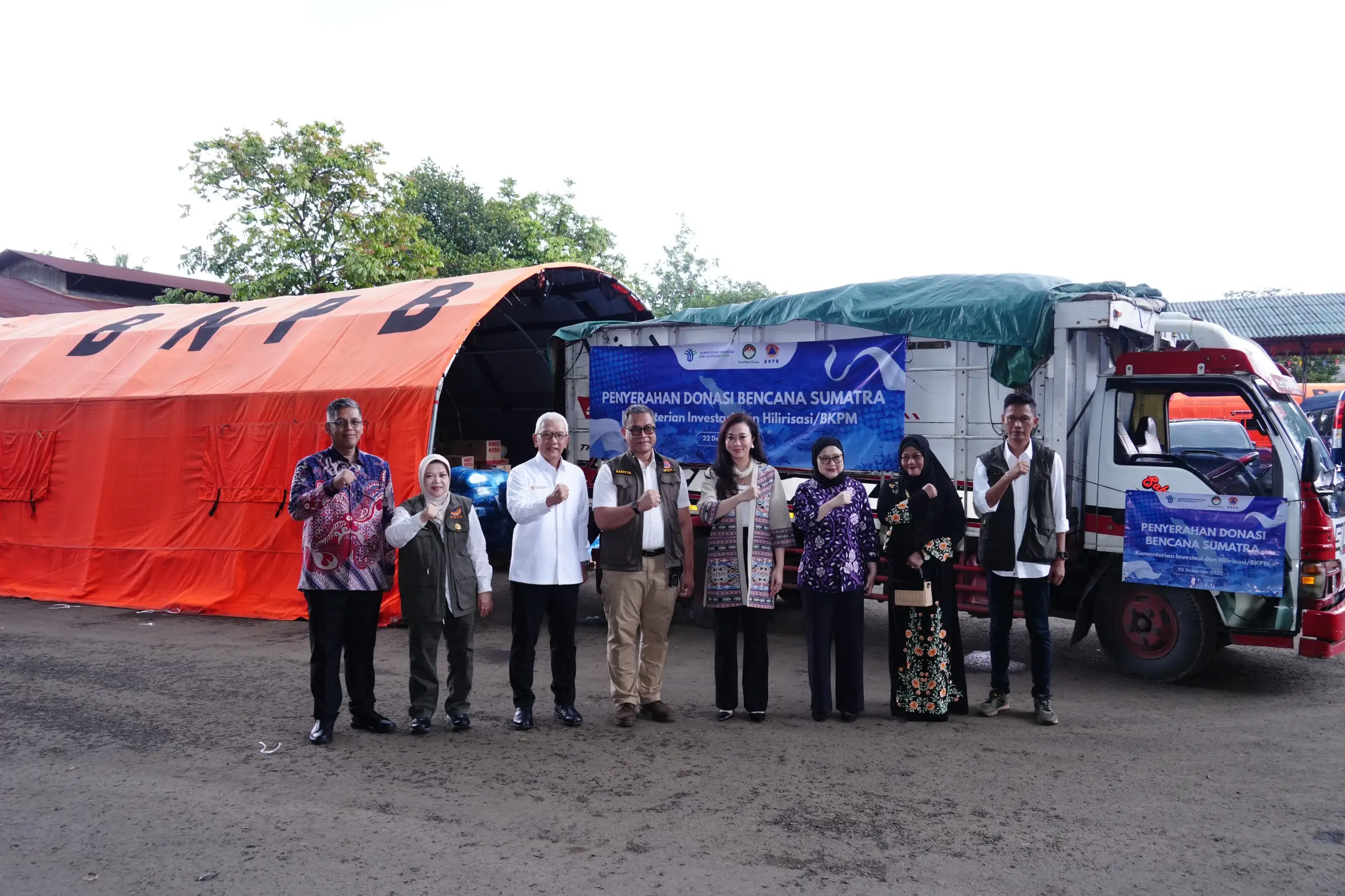 Penyerahan bantuan untuk Masyarakat Aceh, Sumatera Utara, dan Sumatera Barat melalui Badan Nasional Penanggulangan Bencana (BNPB)
