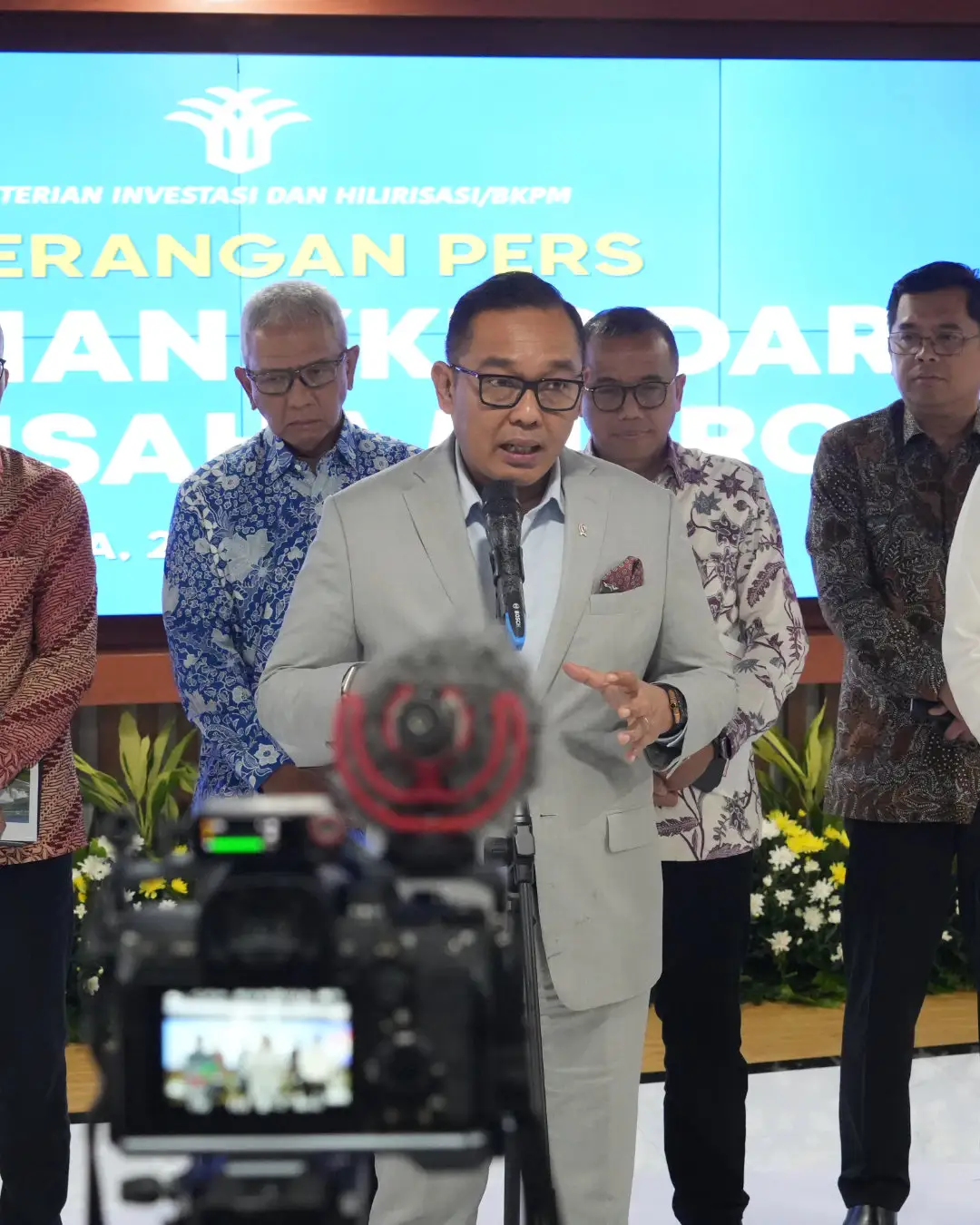Wakil Menteri Investasi dan Hillirisasi/Wakil Kepala BKPM Todotua Pasaribu memberikan keterangan pers mengenai kemudahan KKPR Darat bagi usaha mikro.