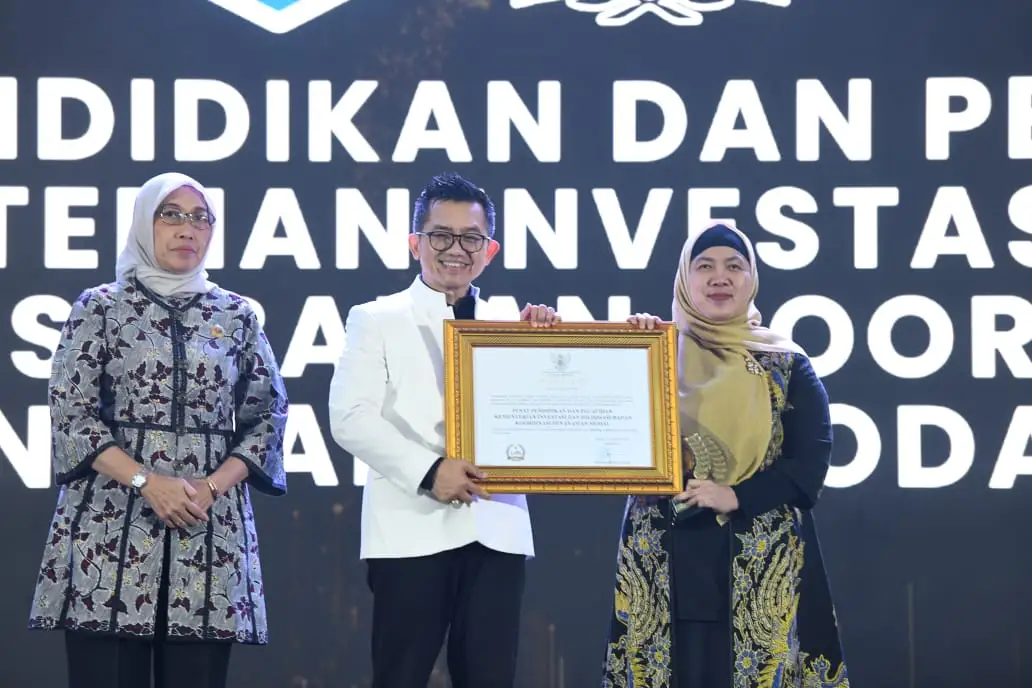 penyerahan sertifikat akreditasi pelatihan dari LAN kepada Pusdiklat Kementerian Investasi dan Hilirisasi/BKPM